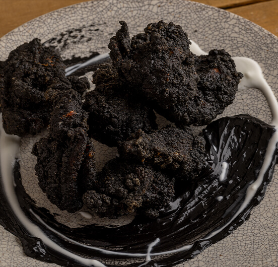 写真：真っ黒な見た目がインパクト抜群の名物「黒唐揚げ」