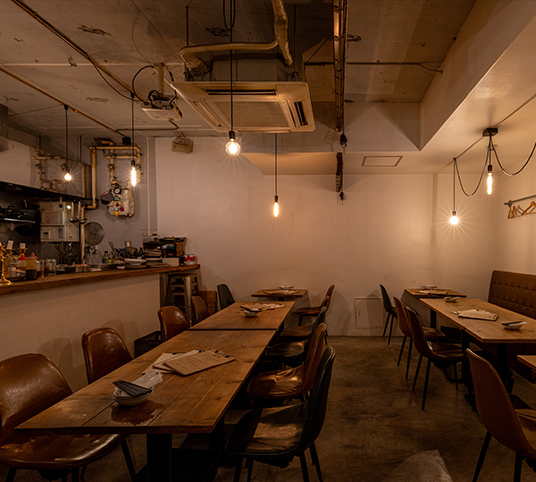 写真：ソファー席やカウンターがあり、ゆったりと過ごせる店内